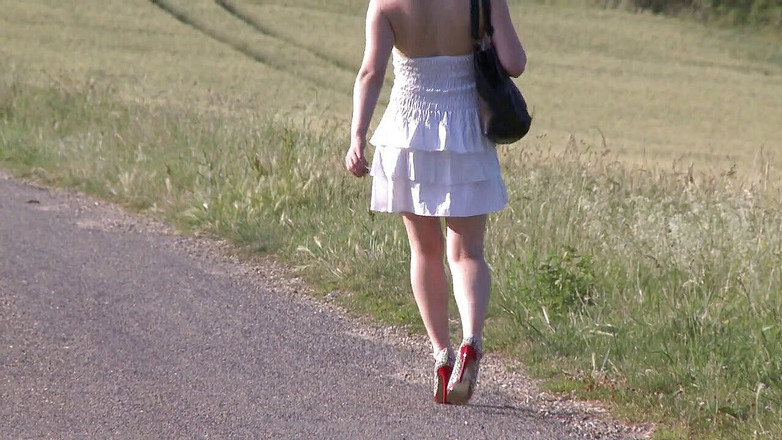 Alkrys: 휴가 중 친구의 새아빠에게 따먹히는 18살 소녀