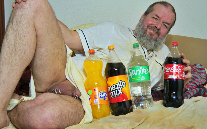 Qualzucht: Aku ngentot memekku pakai botol sampai crot banyak!