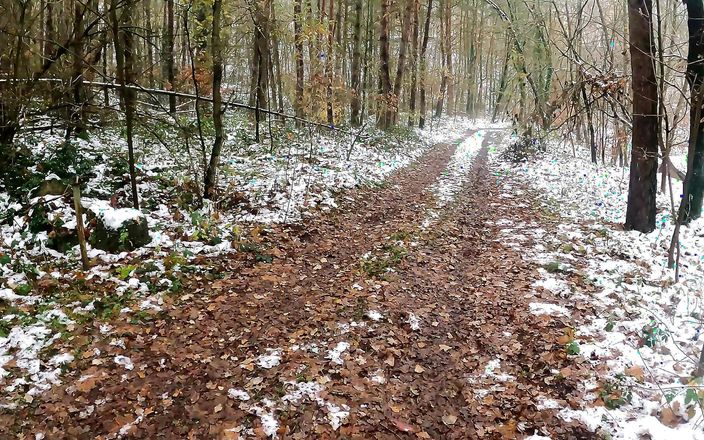 Bouncy Tits Action: Krossar hennes bröst medan hon vandrar i snön