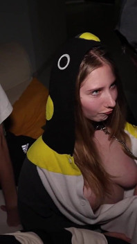 Partie 1 Mecs À Grosse Bite À La Fête Baise La Chatte Serrée D’une Jolie Fille