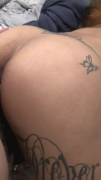 Obrovský výstřik na obličej pro tuto sexy milfku