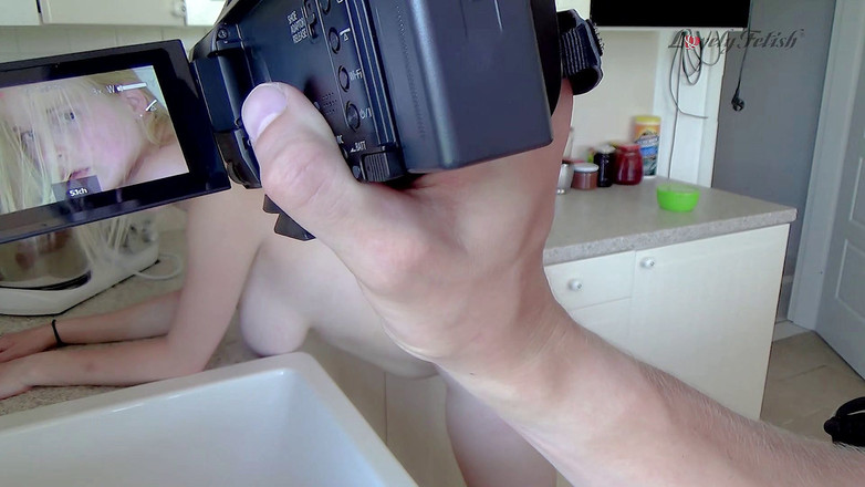 Fuck n Fetish: सुनहरे बालों वाली चूत में वीर्य के साथ अपने दिमाग को चोदती है