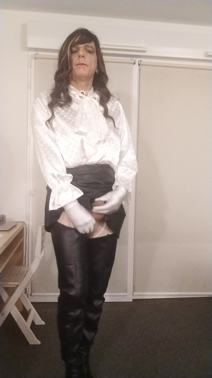 Madame Penelope studio: Mastubasi en satin blanc et cuir