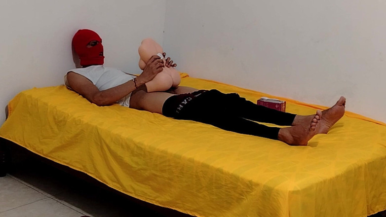 Goky: Bambola scopata da single dopo giorni senza sesso