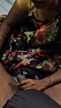 Tímida dona de casa tamil fazendo boquete quente para seu marido amigo