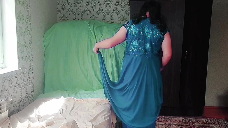 Kitty_Cross: Une tapette espiègle rit en faisant des mouvements séduisants ce...