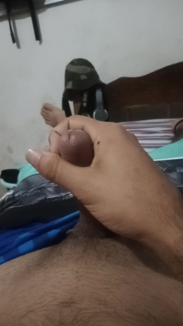 Cute boy jerks off: 18-latek dotyka penisa, podczas gdy jego sąsiedzi są na zewnątrz...