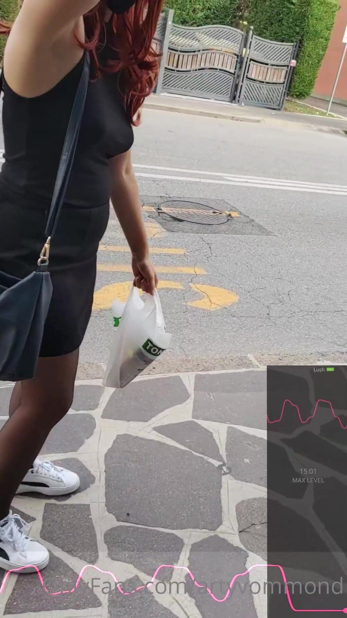 Arty_von: Si cewek hot rambut merah lagi asik muasin memeknya pakai...