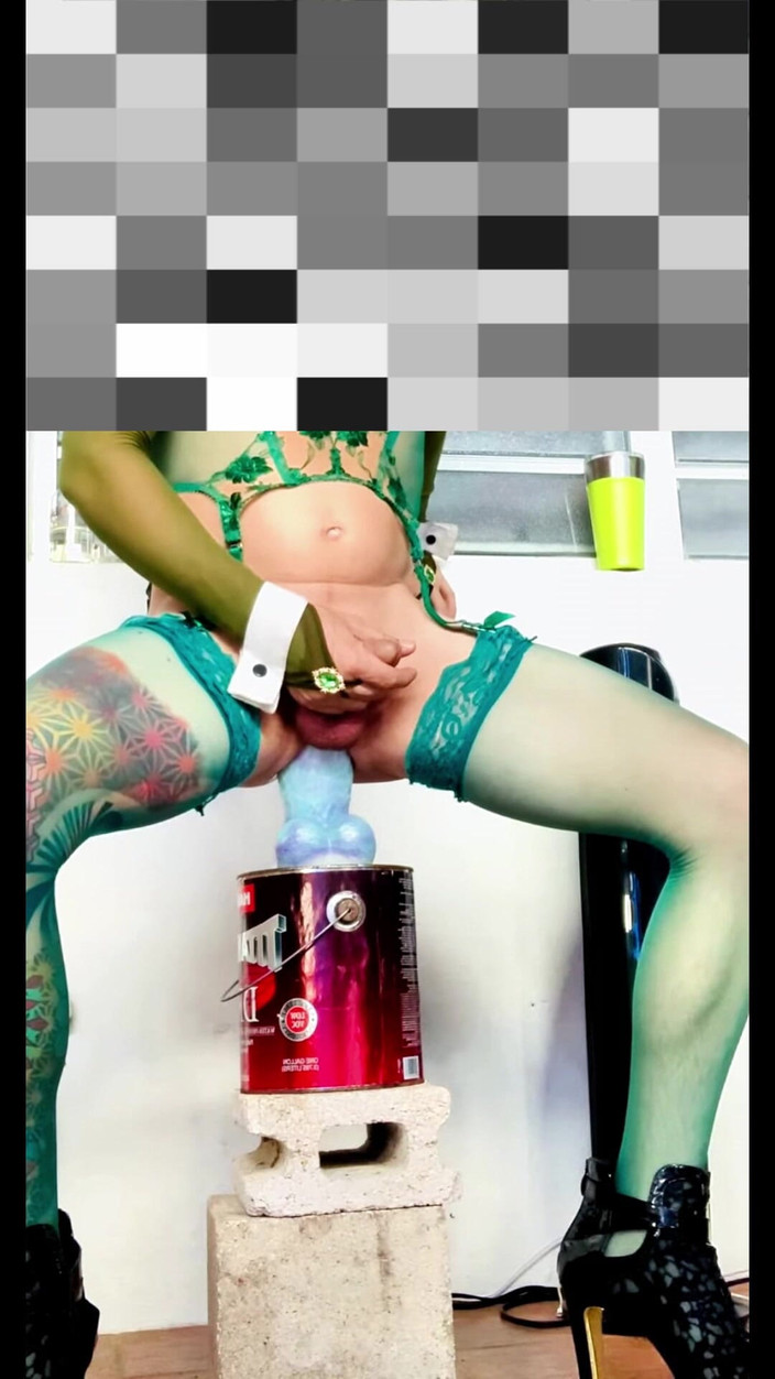 Benito414: 可爱的人妖假阳具在户外骑乘，旁边有内裤