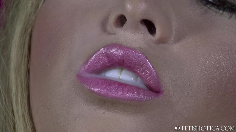 Fetishotica: イギリスのアジア人痴女ナタリア・フォレストが裸でタバコを吸う