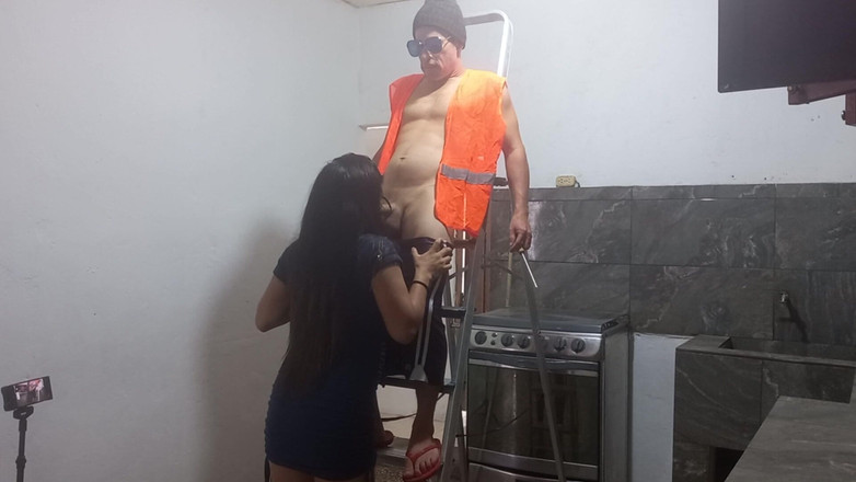 Martin13: Elektrikçinin güzel bir yüzü, atletik vücudu ve büyük bir penisi...