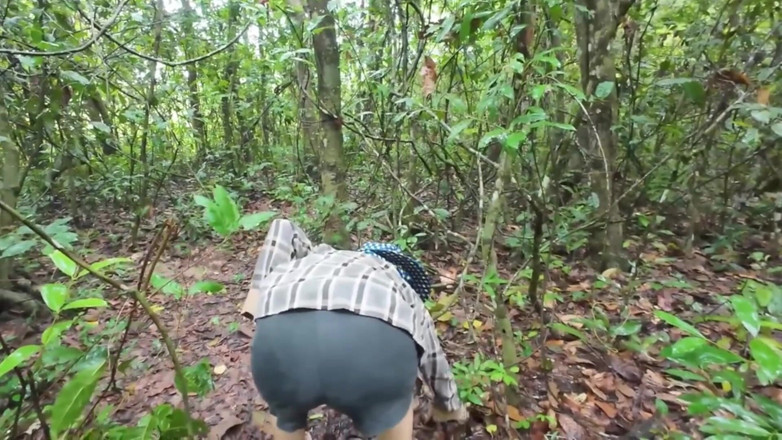 RealThaiSolo: タイの女の子が歩きながらキノコ摘みを自慢し、森の中におしっこをする タイの声