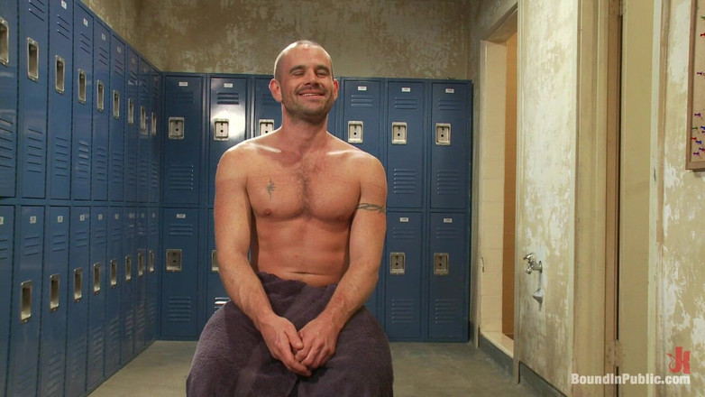 Bound in public: Handwerker mit einem großen schwanz wird gefesselt und von geilen...