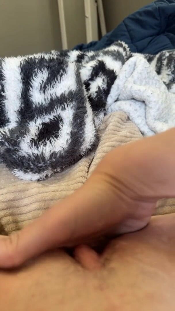 Kylie Hart: Genç yetişkin oynuyor ve kendini parmaklıyor