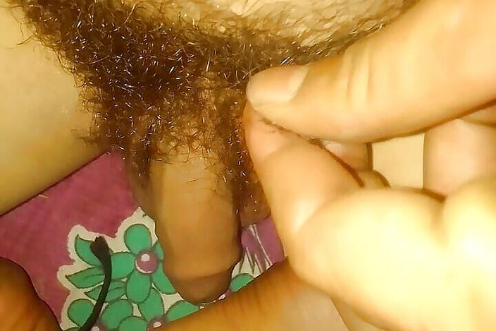 Gangbang straight: Ragazzo indiano con cazzo peloso piscia