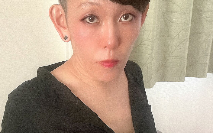 Serina SissyBitch: 사무실 레이디 복장으로 자위하는 Serina 01