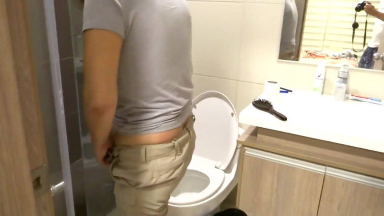 Ardientes69: Moje nevlastní matka se svléká a čůrá, než si nasadí bikiny...