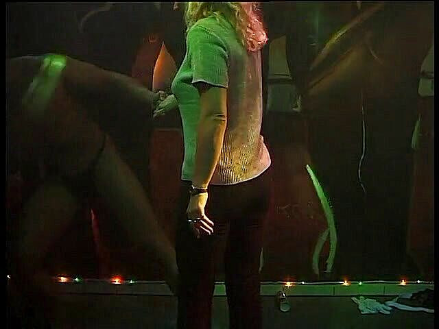 Lucky Cooch: Дівчина стає мокрою від його танців