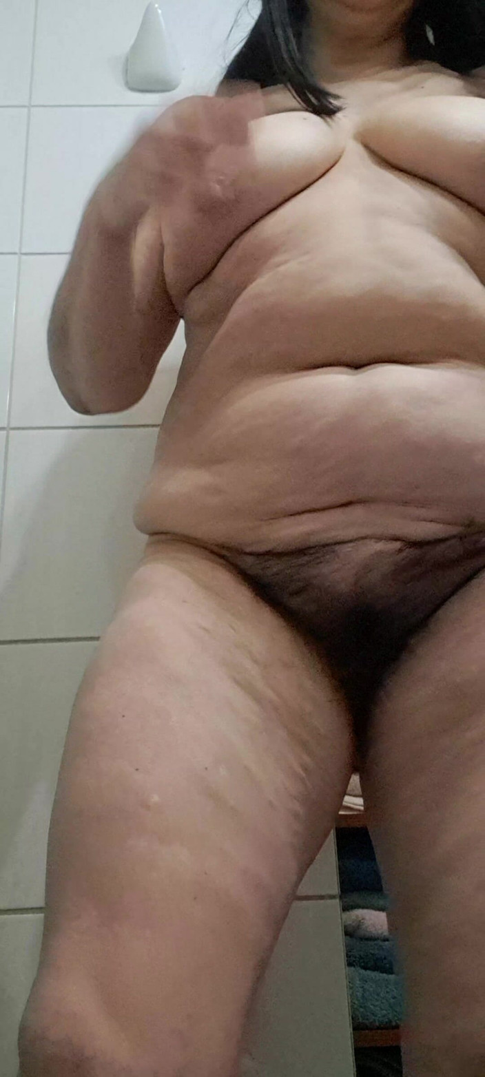 Mommy big hairy pussy: 털이 무성한 보지를 보여줘