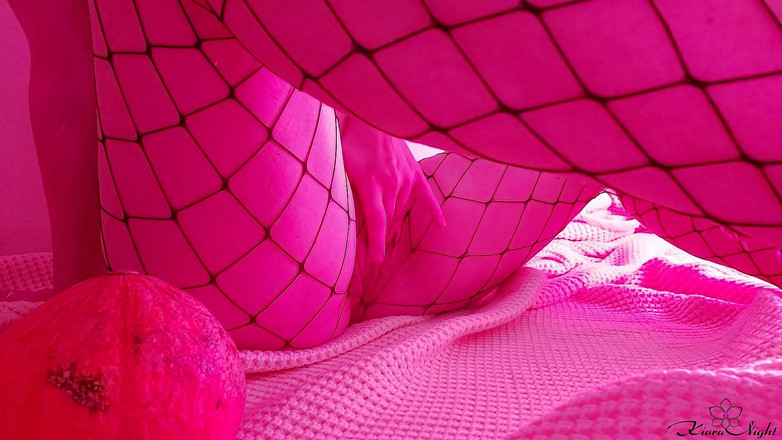 Kiara Night: Geiles häschen wichst muschi und fickt sich mit karotten - Halloween