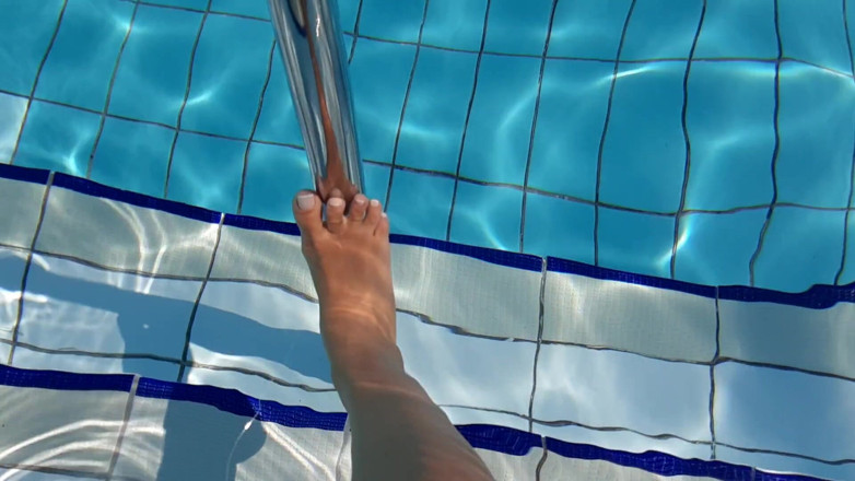 Fetish intimmedia: Pés quentes brincam na piscina