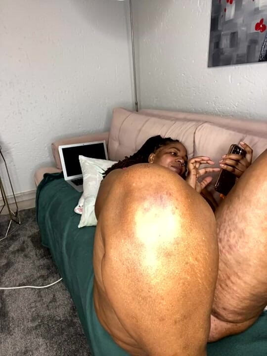 Big black clapping booties: Branlette extrême, épisode 1021