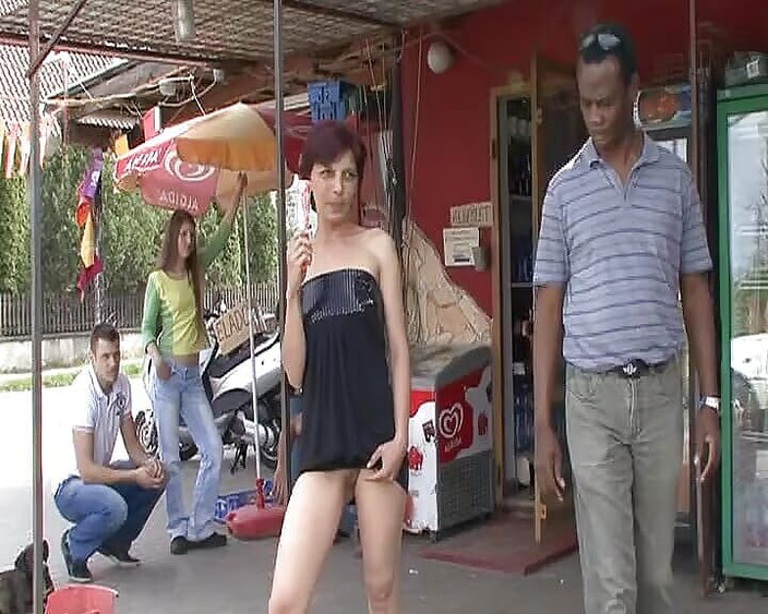 Deutsche Camgirls: Сексуальна німецька повія катається на великому чорному члені в машині