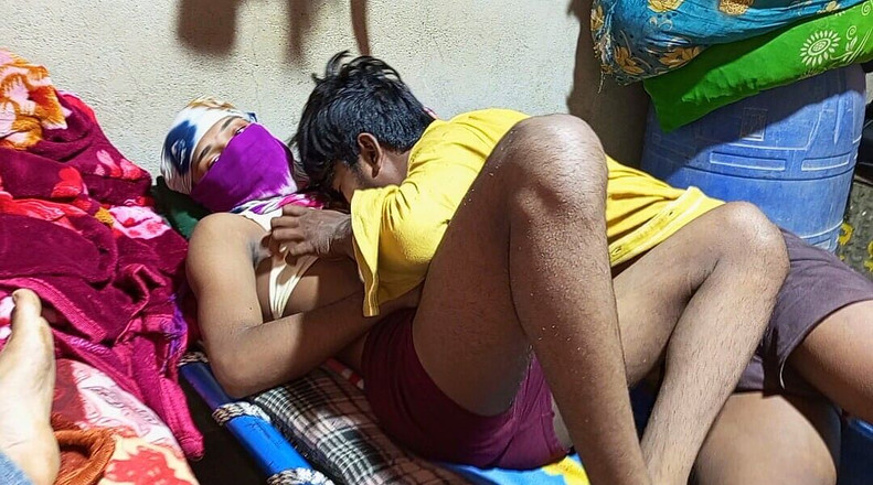 Indian Hijraji: Pooja хочет увеличить свои груди, давя на них ее бойфренд