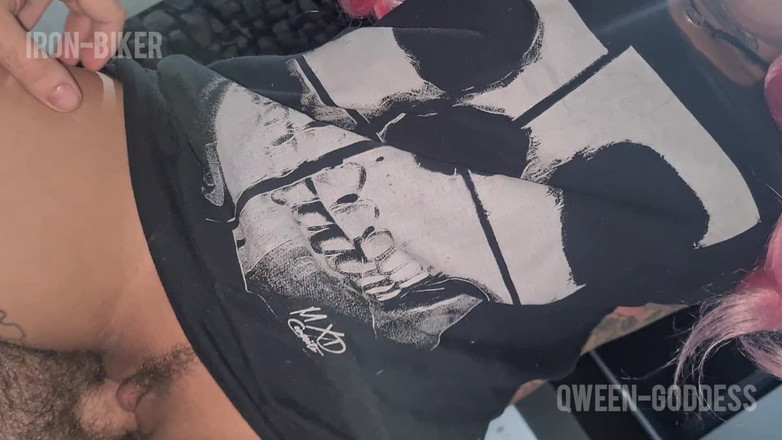 QweenSG: 僕の小さな足、気に入ったかい、友よ?