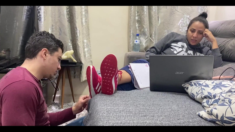 KiffaFeet: Kiffa spor ayakkabılarını yalarken ayak kölesini görmezden geliyor