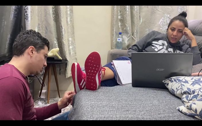 KiffaFeet: Kiffa phớt lờ nô lệ chân trong khi anh ta...