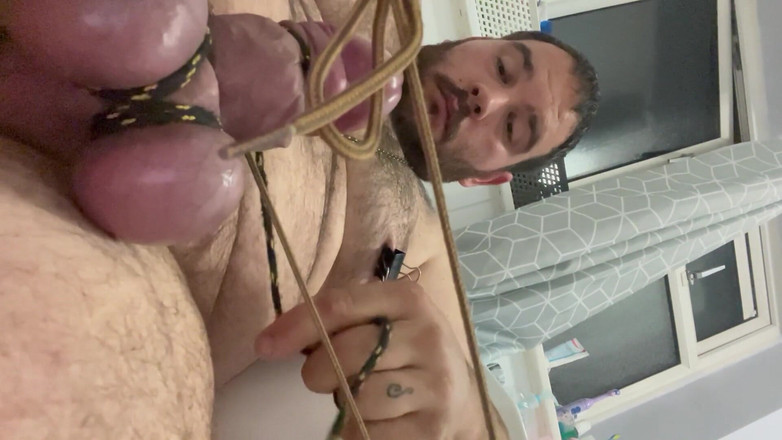 Shaun Cbt: Robie cu pulă și sfârcuri în baie cu ejaculare cu mâini libere...