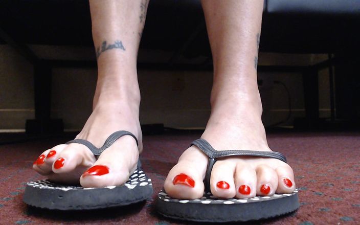TLC 1992: Juego de zapatos con flipflop de uñas rojas