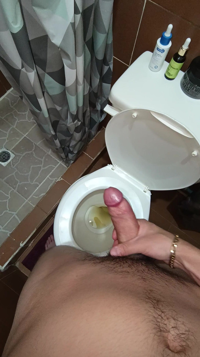 charlessteel: Dua Semburan Air Mani Dalam Air Kencing Bilik Mandi