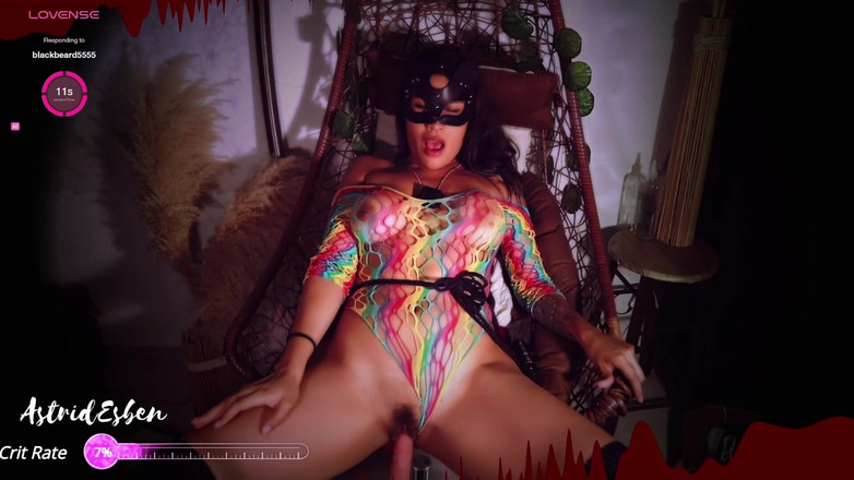 Astrid Esben: 巨乳ブルネットがファックマシンと彼女のフォロワーと遊ぶ