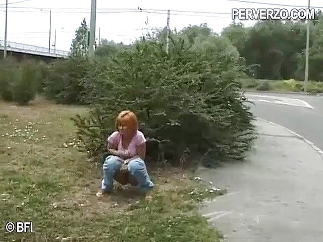 Pissing Girls: Naughty girls pissing outdoors - DVD