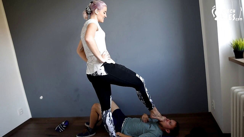 Czech Soles - foot fetish content: ジムインストラクターの足で殴られて