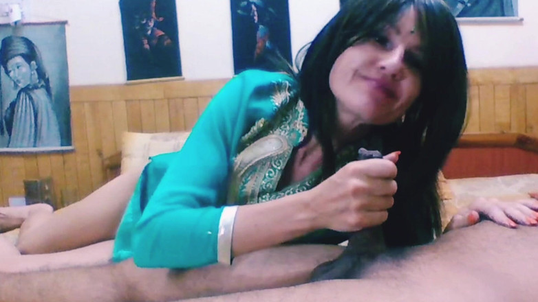 Bolly Karma: Piękna naga dziewczyna schodzi na kutasa przyrodniego brata