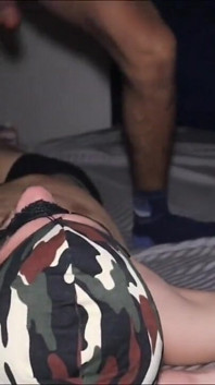 Dois homens se divertem na cama