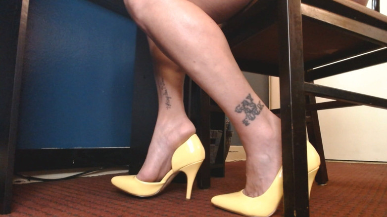 Abby Anna: Žlutá kancelářská pumpa s shoeplay máchá