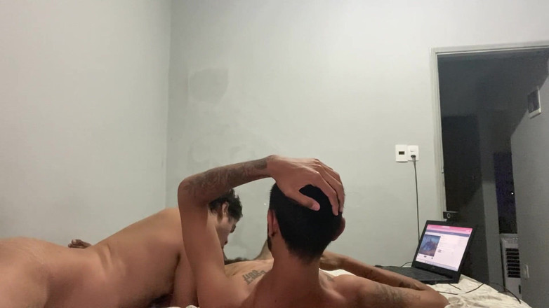 Leandro e Asafe: Hai thanh niên nghịch ngợm làm tình và khoe hàng...