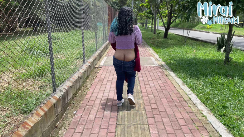 Mirai: 公園のお尻割れ目