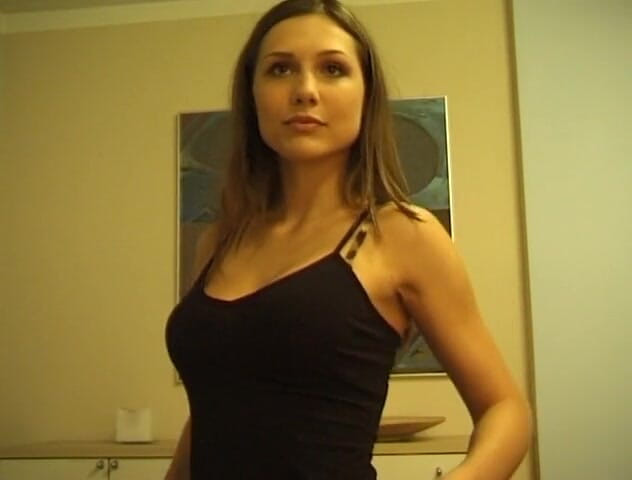 Flash Model Amateurs: Une superbe brune se déshabille et montre son corps sexy