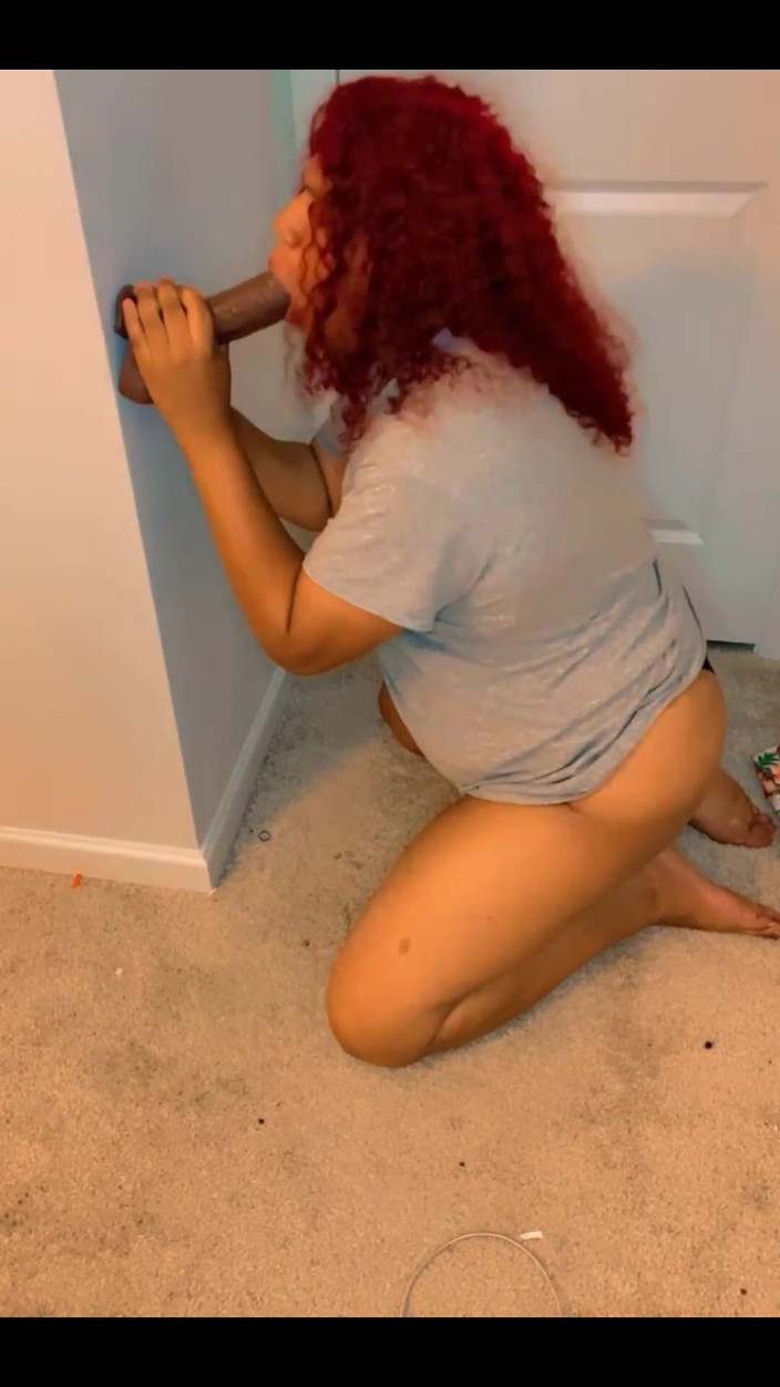 Hicktown_hoochi: На колінах смокчу ділдо з великим чорним членом