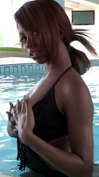 Si cantik eboni menikmati zakar besar di tepi kolam