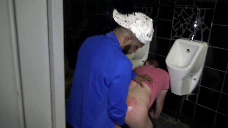 MALIK THE ARAB FUCKER XXL: 在公共厕所被tahar无鞍性交