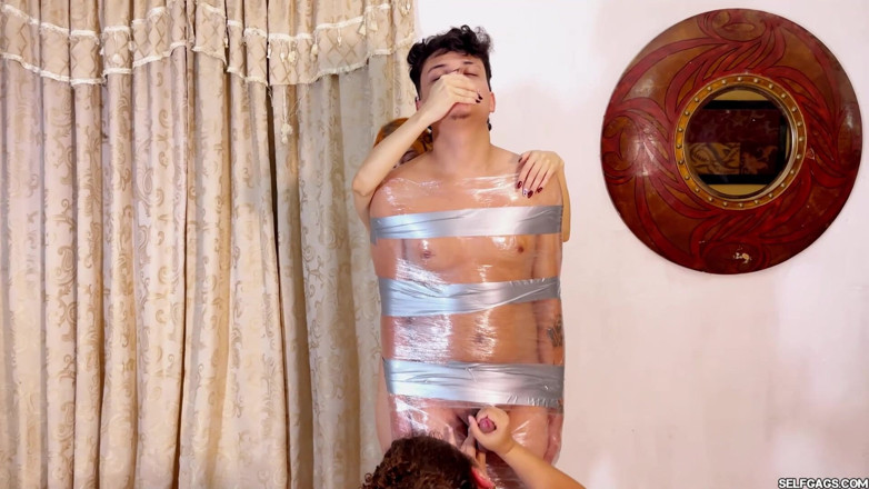 Selfgags femdom bondage: Esclava envuelta de plástico ordeñada a doble orgasmo por un...