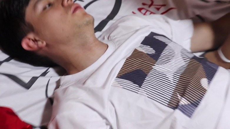 Artemisa74: 我的继母要和我的继父一起散步，但他离开了她，而她却单身，我勾引他留在我身边