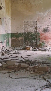 Botas, jeans e provocação esmagadora em um prédio abandonado