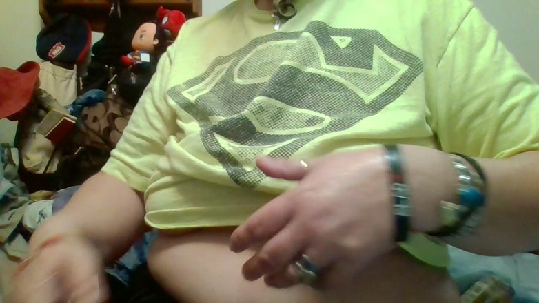 krazykristin: Óleo de peitos grandes mostra buceta com os dedos